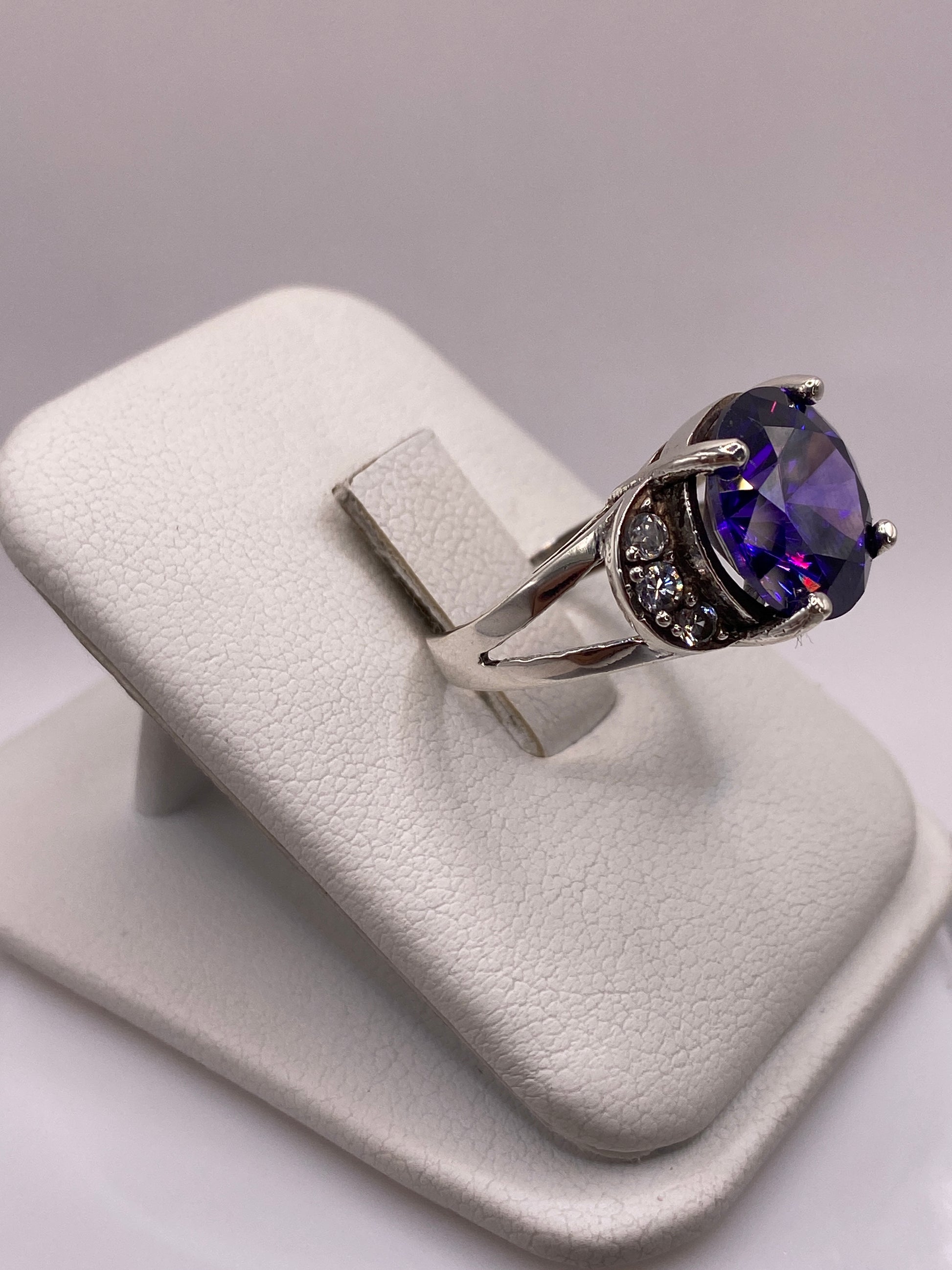 Anillo coctel plata .925 con circonia azul en la mano, mostrando brillo y fuego