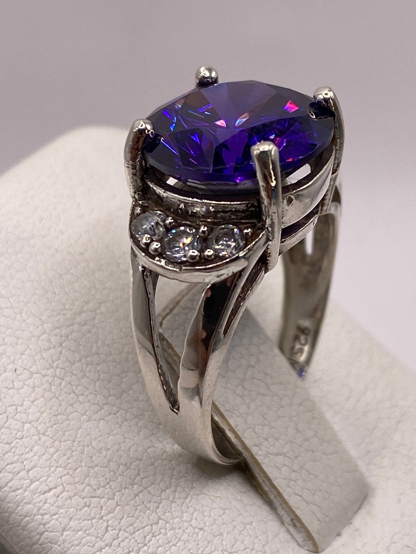 Detalle lateral del anillo solitario con banda pulida y sello .925 MEXICO