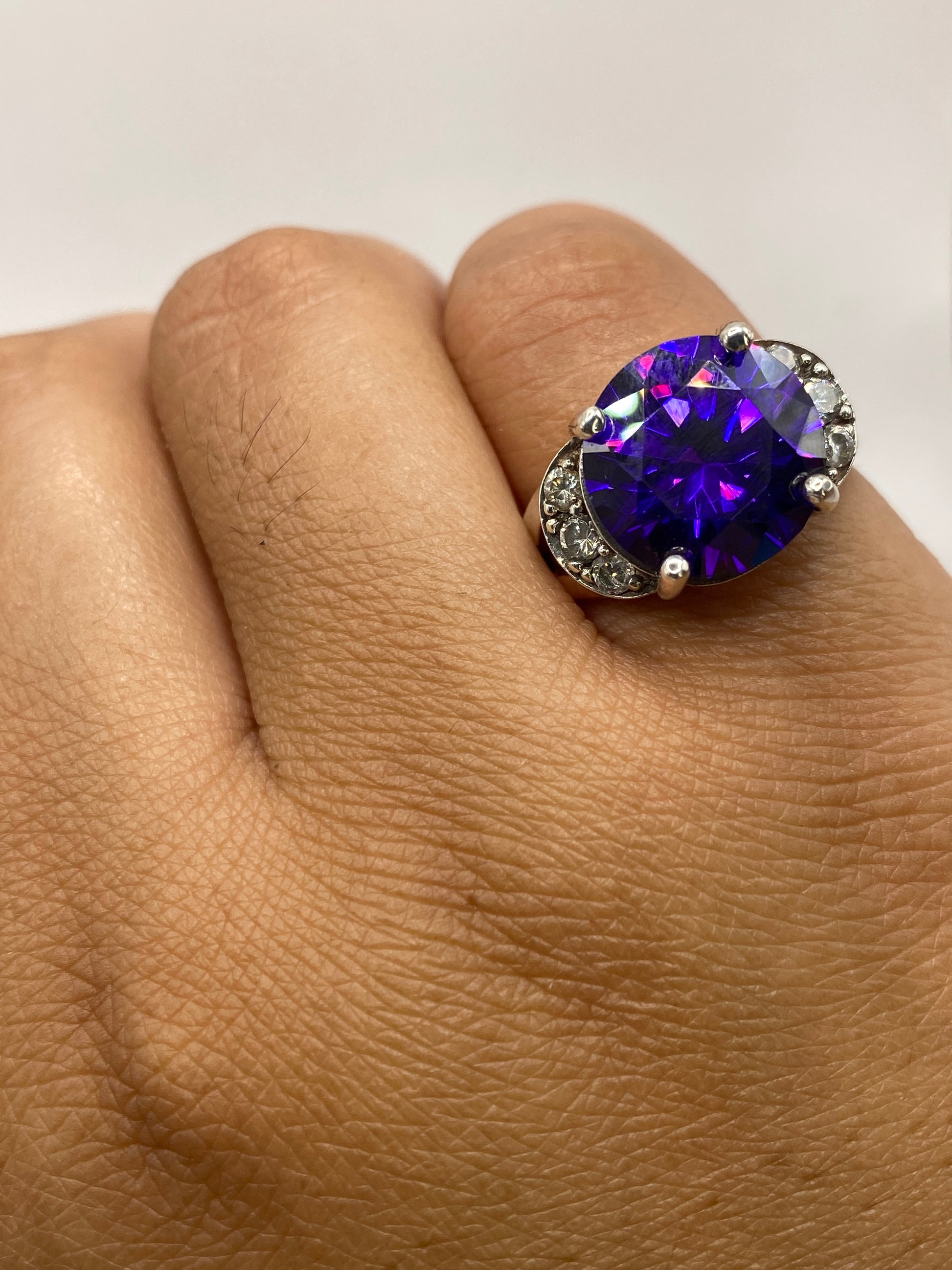 Anillo de plata con circonia azul sobre báscula mostrando peso de 5.5 gramos