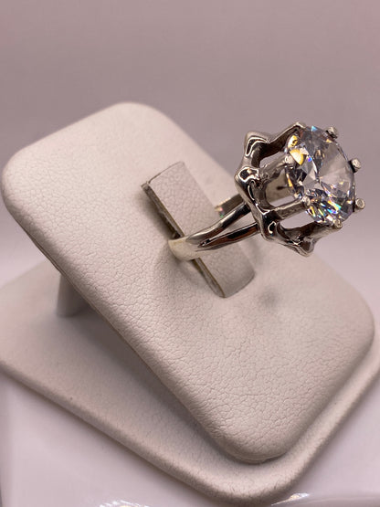 Vista lateral del anillo solitario en plata de Taxco, banda lisa de 4 mm