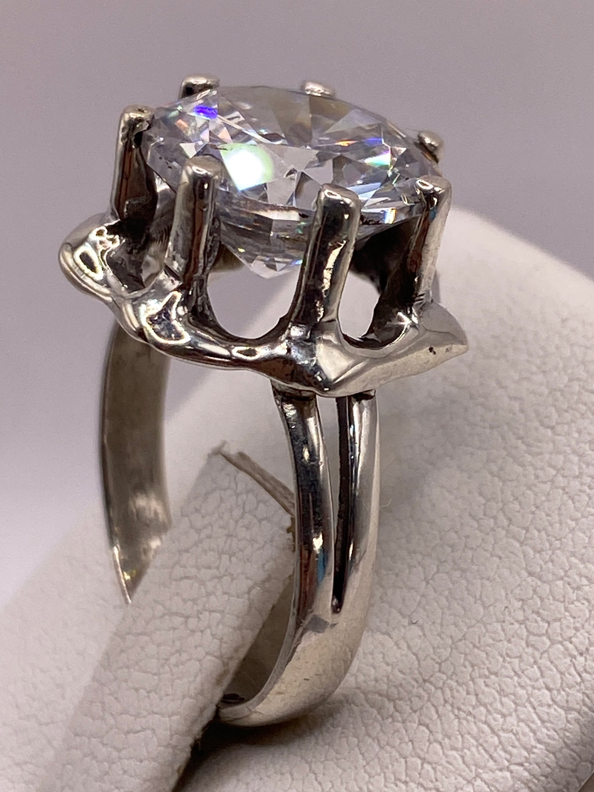 Detalle del engaste artesanal de la circonia en plata .925, visto desde arriba