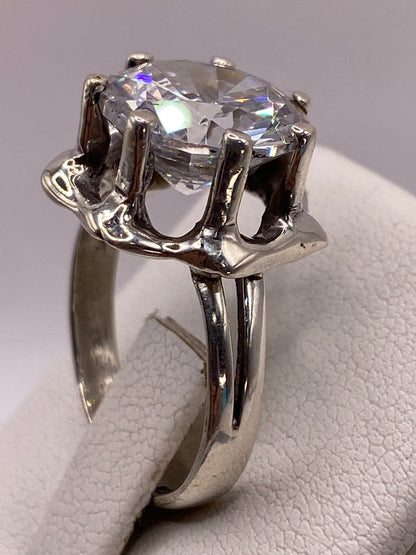 Detalle del engaste artesanal de la circonia en plata .925, visto desde arriba