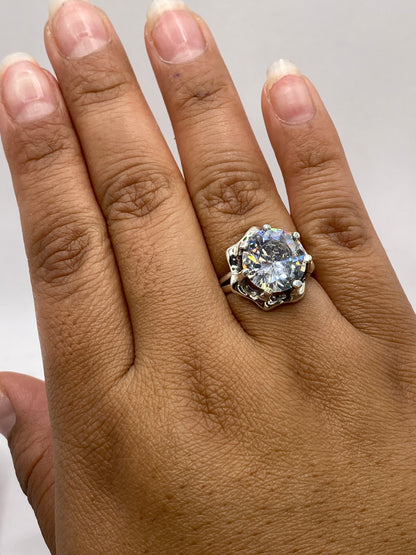 Anillo solitario puesto en dedo, demostrando el tamaño y brillo de la piedra en uso cotidiano