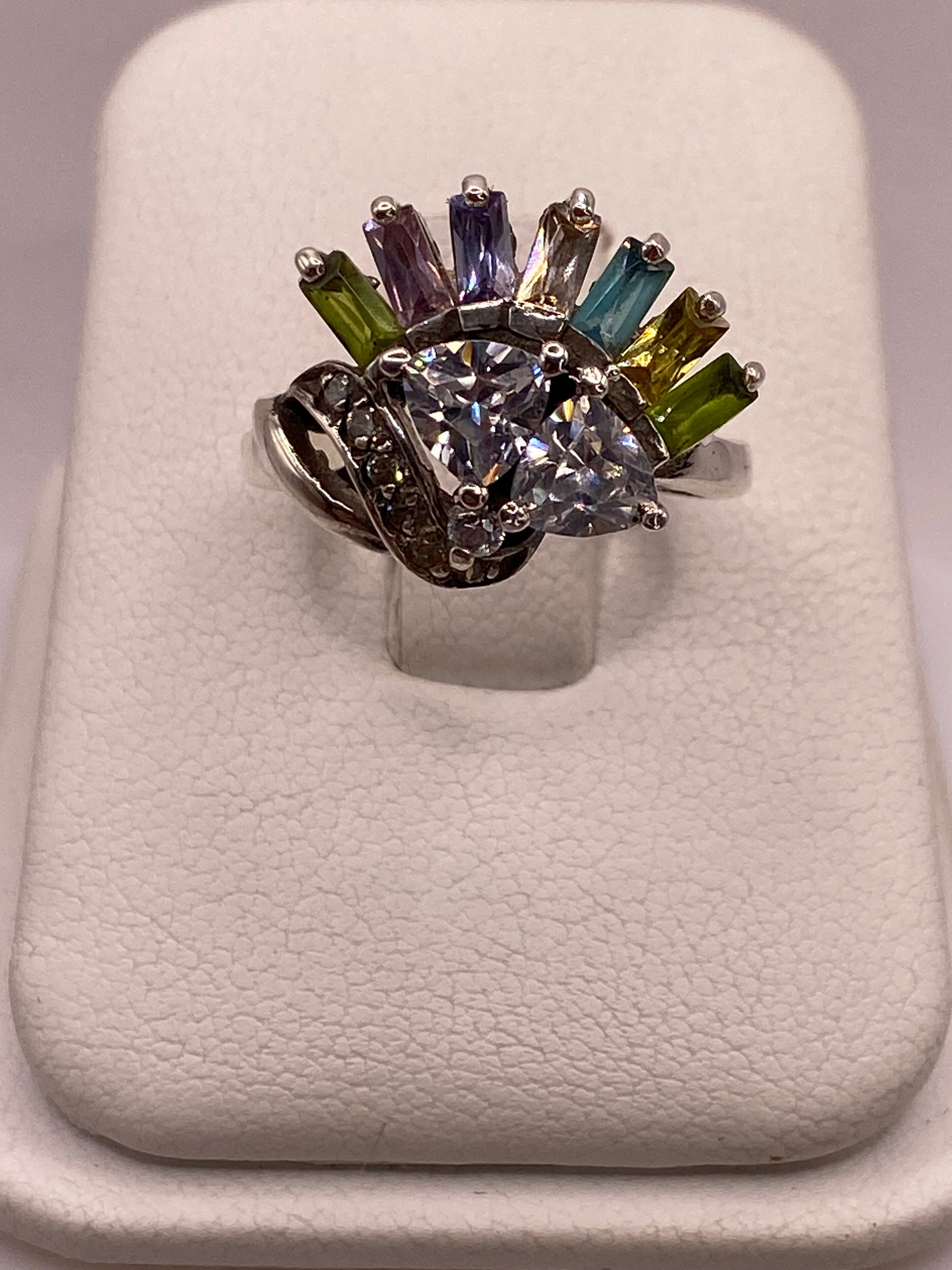 Anillo de plata .925 con cluster de siete circonias multicolor en tonos azul, púrpura, verde y amarillo
