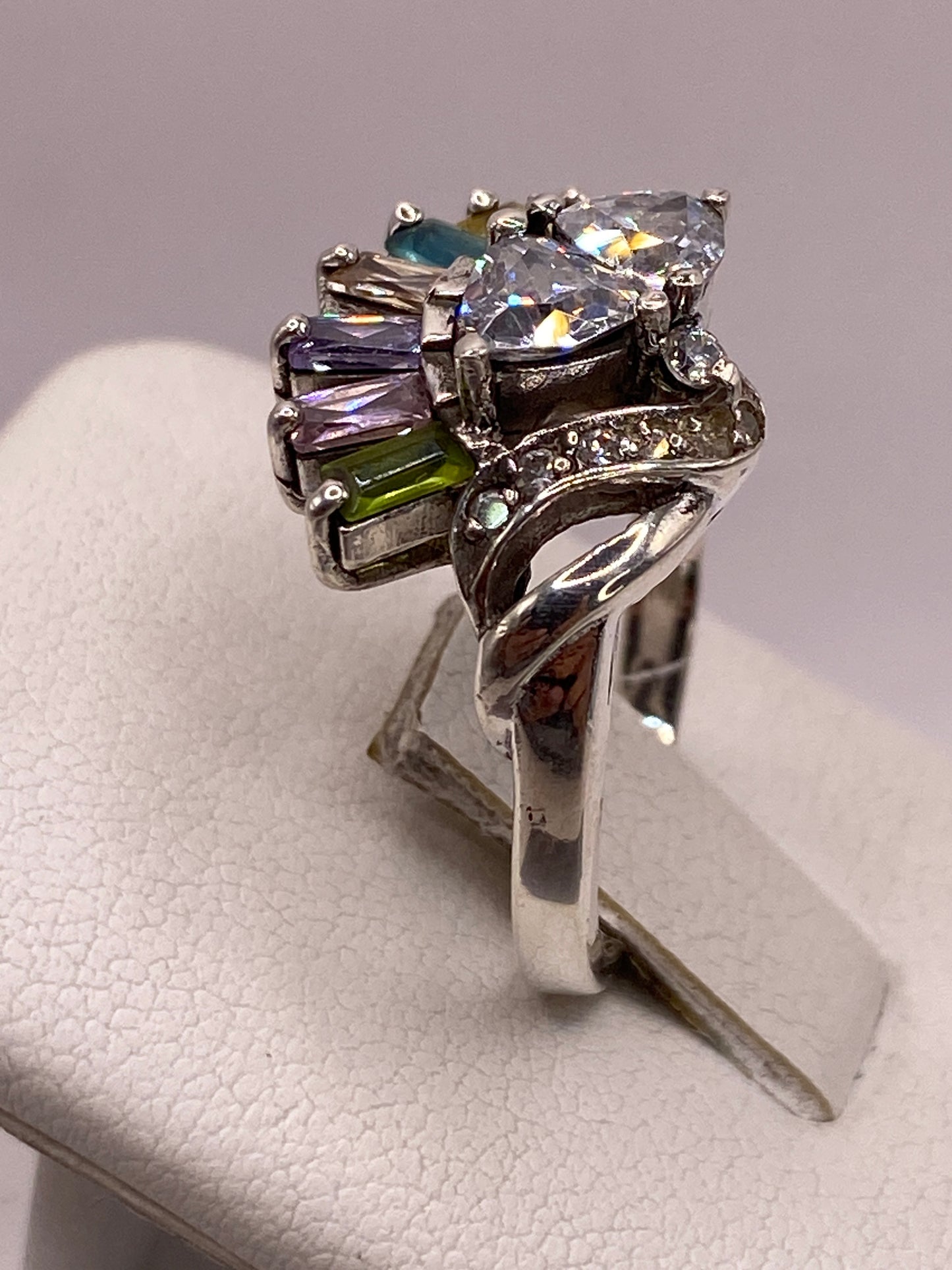 Perfil lateral del anillo en plata pulida con engaste detallado de las piedras