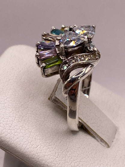 Perfil lateral del anillo en plata pulida con engaste detallado de las piedras