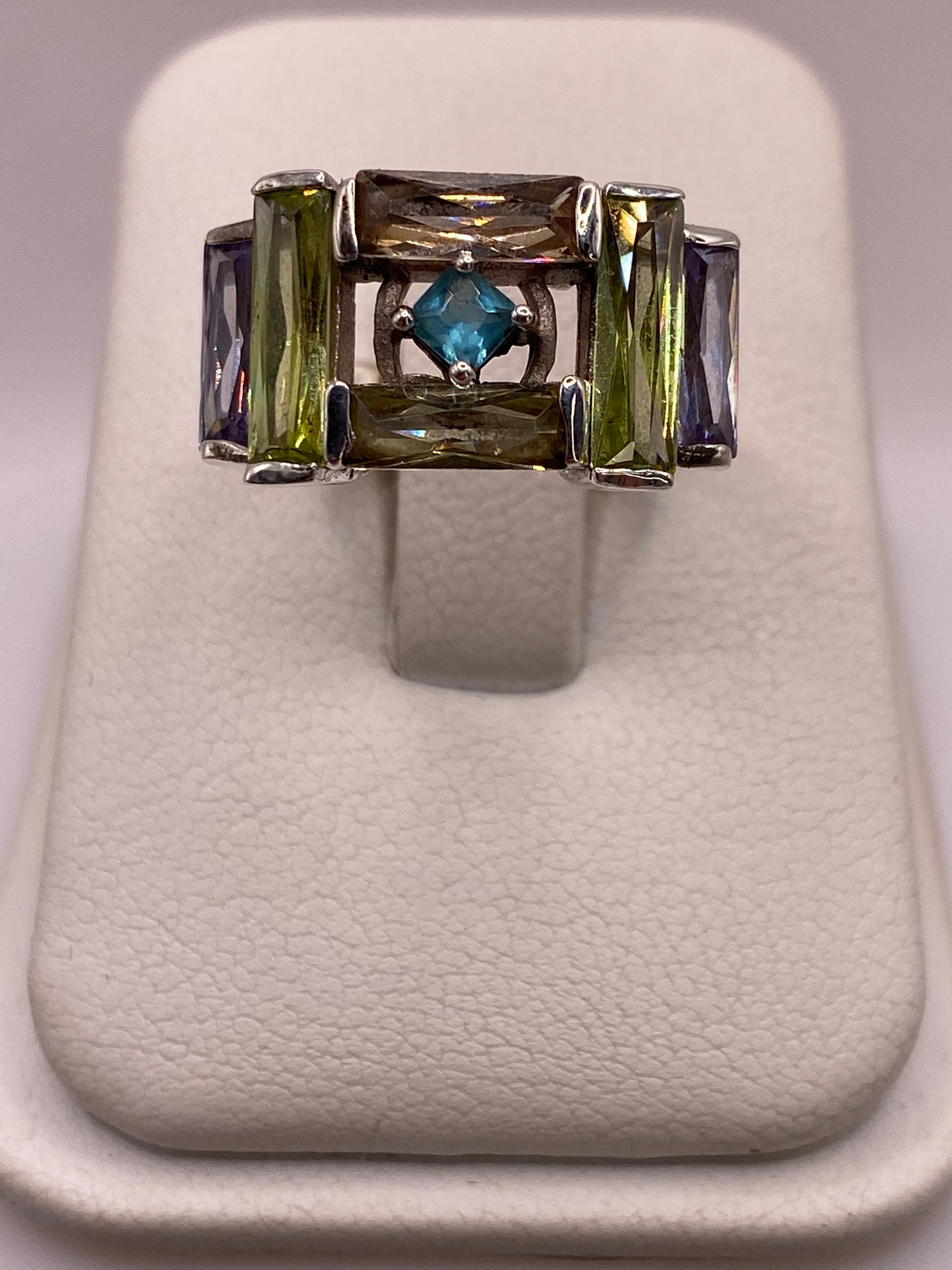 Anillo de plata .925 con circonias azul, ámbar y violeta en estructura geométrica