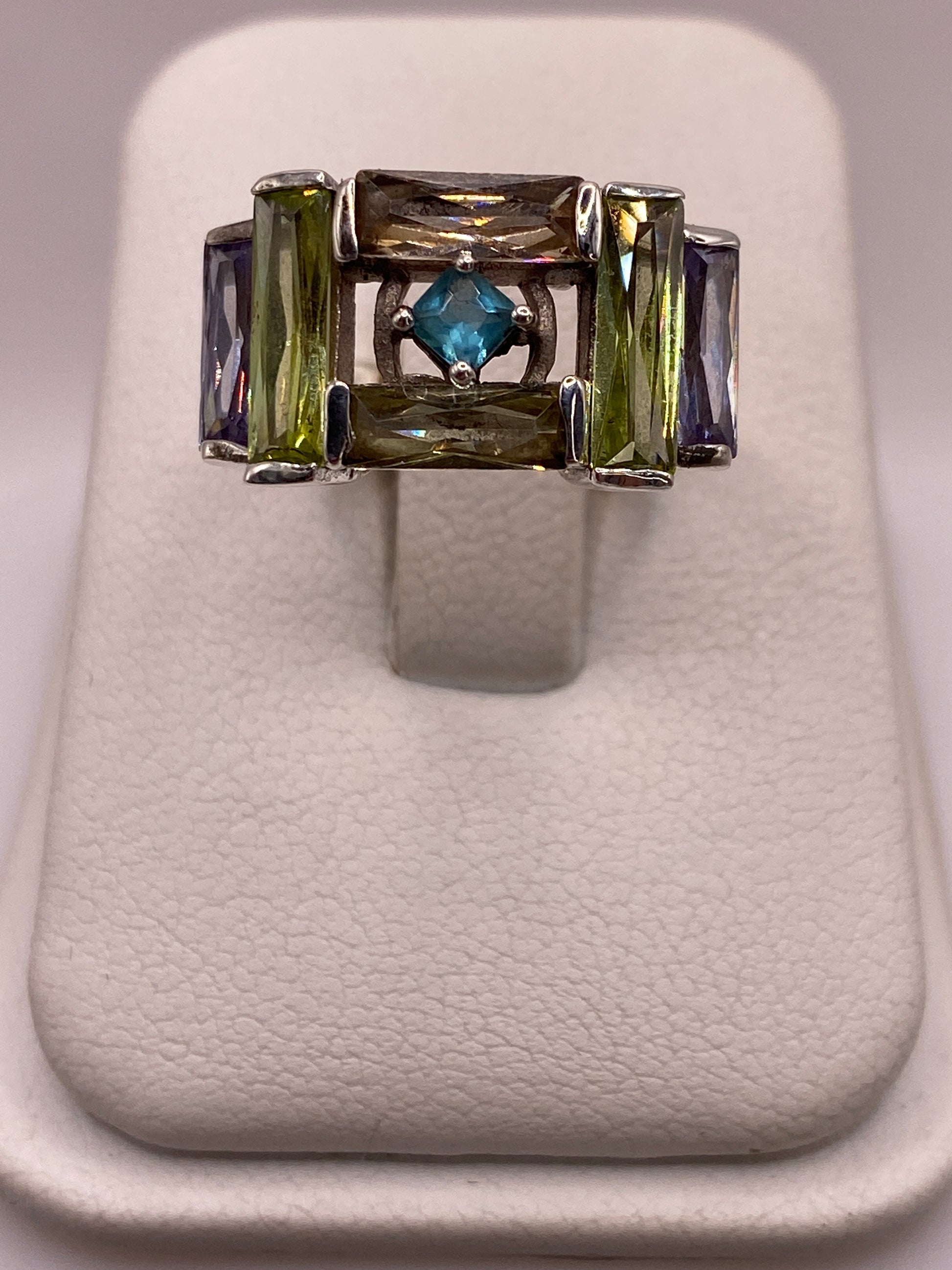 Anillo de plata .925 con circonias azul, ámbar y violeta en estructura geométrica