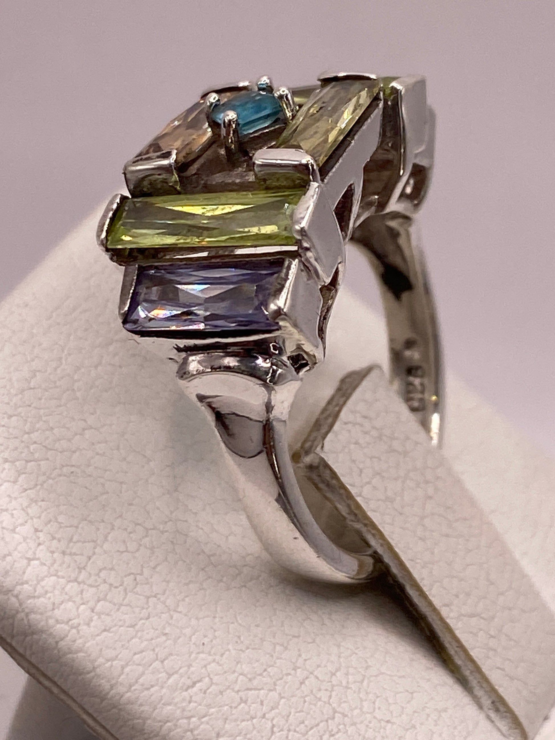 Anillo en la mano mostrando el brillo de coctel de las circonias en tres tonos