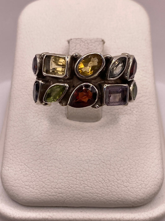 Anillo vintage de plata con 8 circonias multicolor (amarillo, ámbar, verde, púrpura) sobre dedo