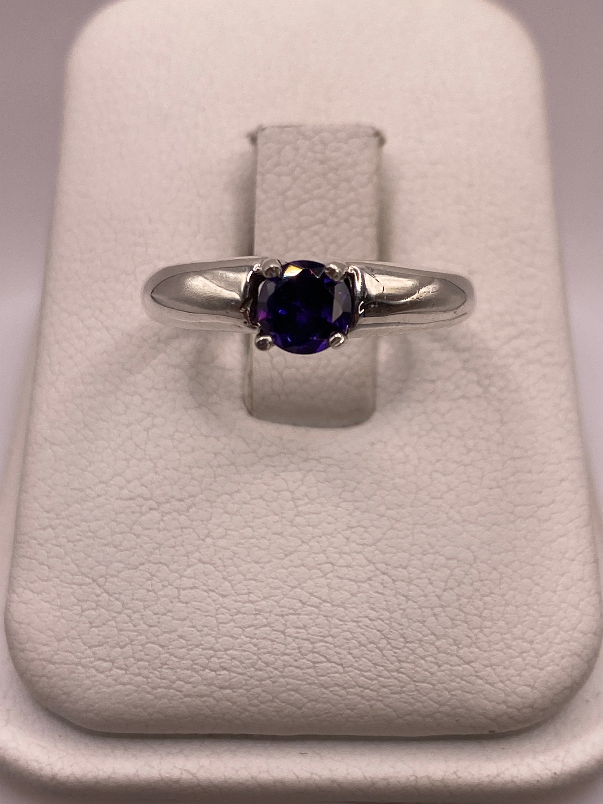 Anillo de plata .950 con circonia azul en forma de solitario, frente directo