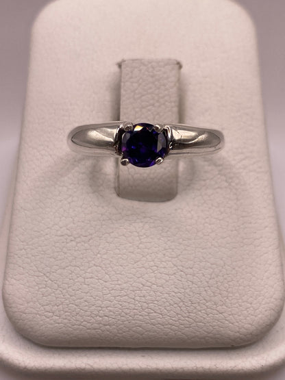 Anillo de plata .950 con circonia azul en forma de solitario, frente directo