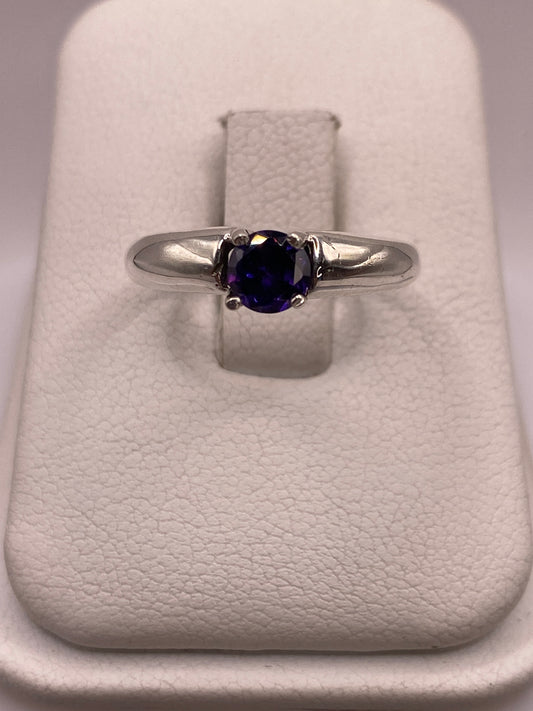 Anillo de plata .950 con circonia azul en forma de solitario, frente directo
