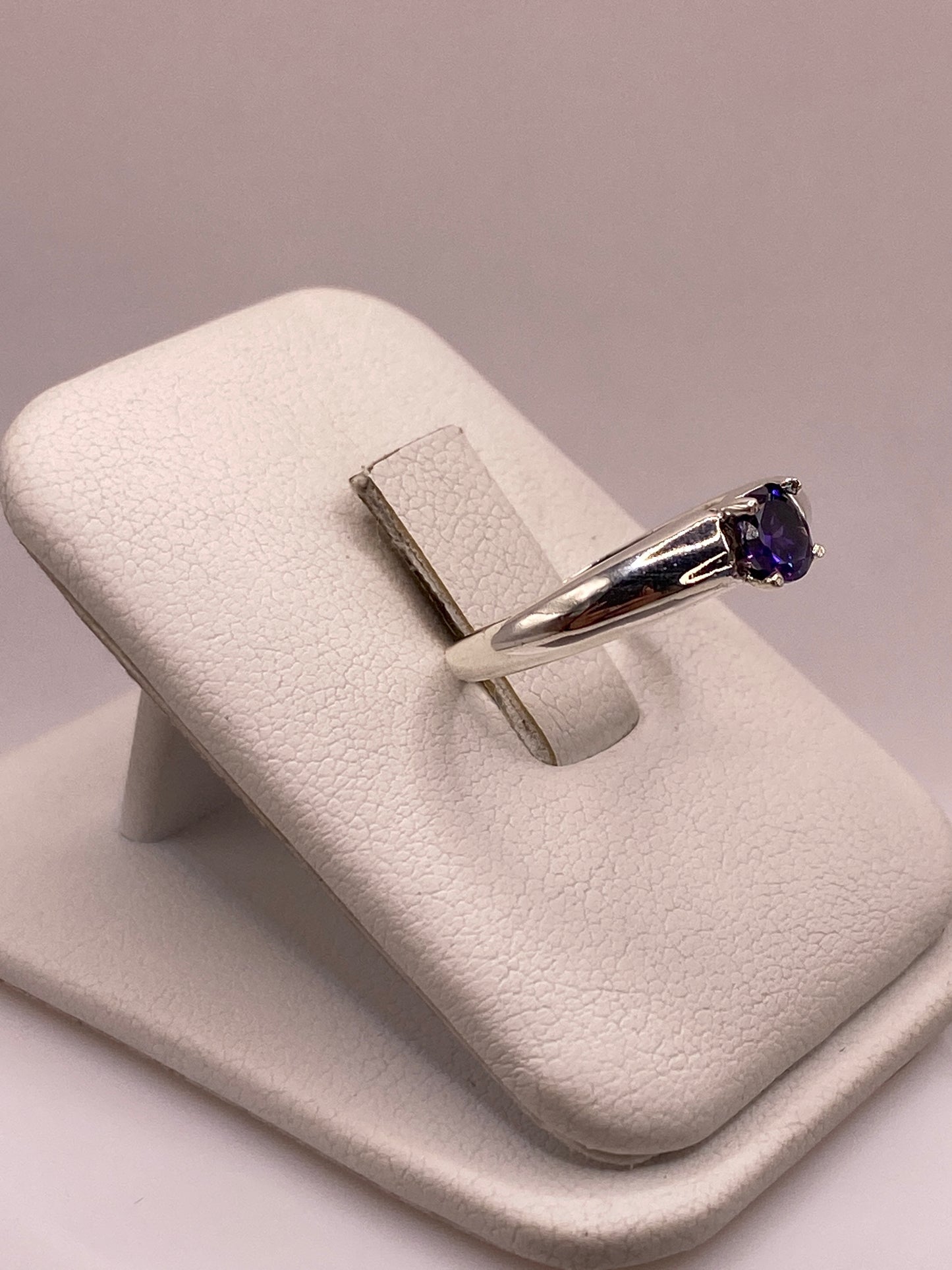 Anillo solitario minimalista en plata de Taxco, vista lateral mostrando engaste