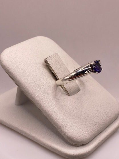 Anillo solitario minimalista en plata de Taxco, vista lateral mostrando engaste
