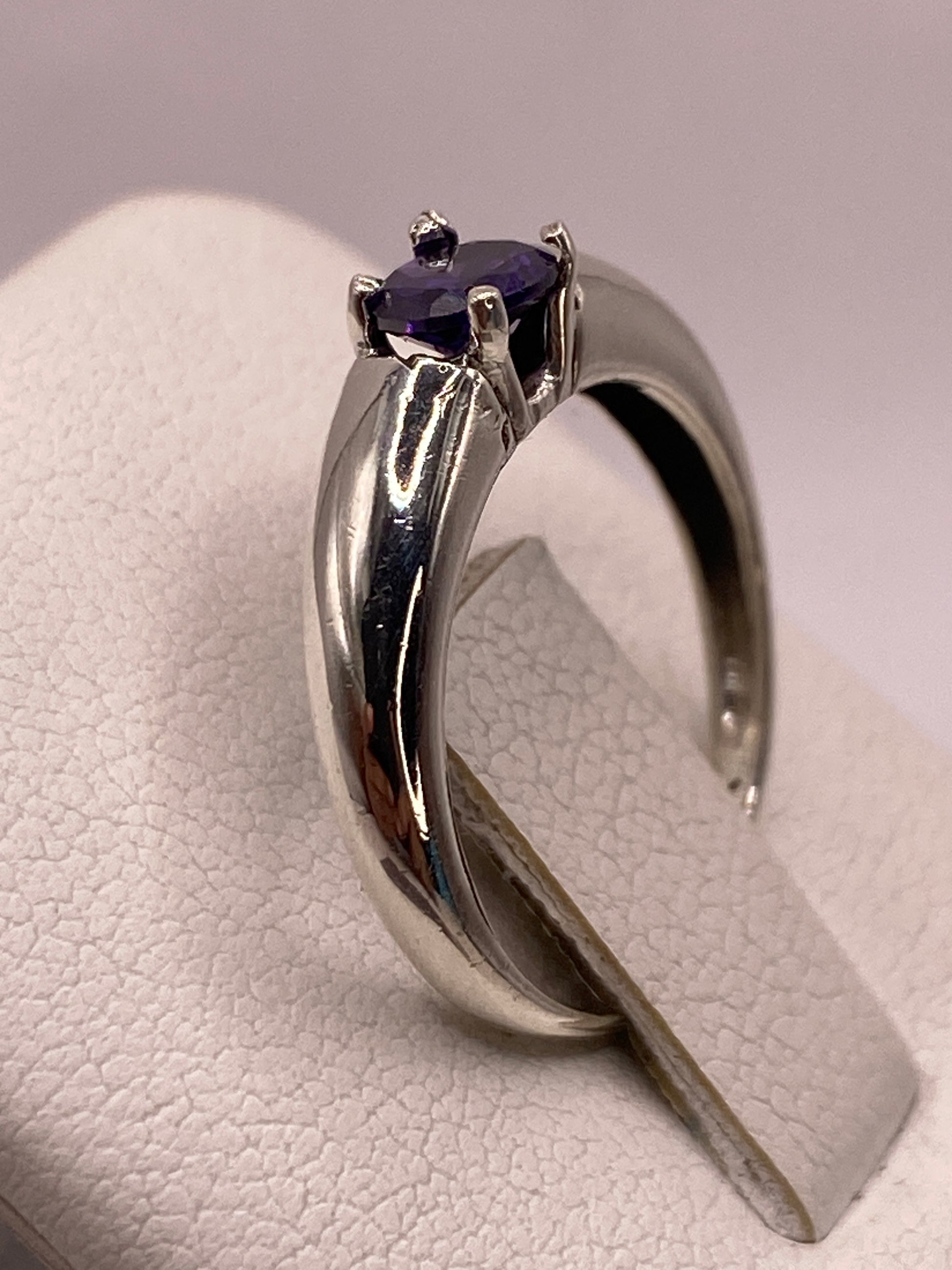 Detalle de la circonia azul profundo engastada en plata, brillo intenso