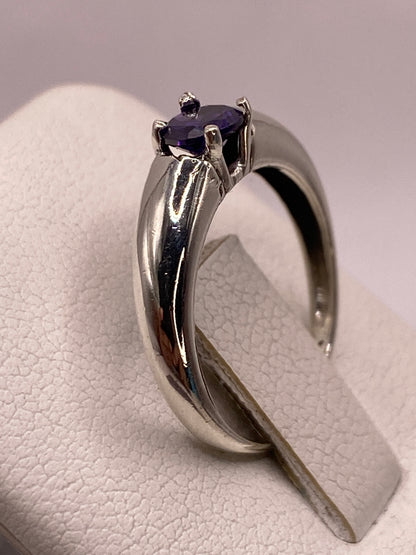 Detalle de la circonia azul profundo engastada en plata, brillo intenso