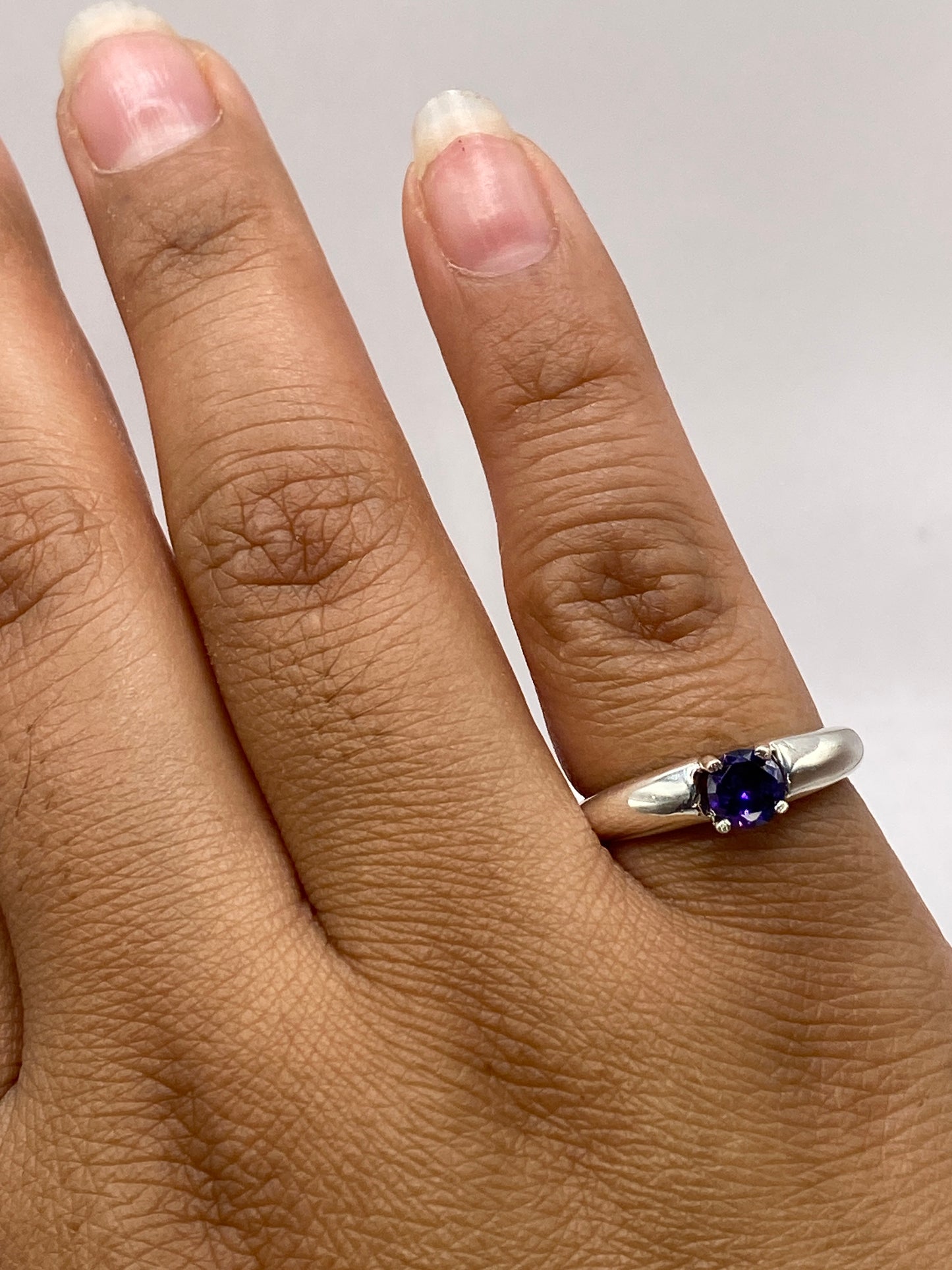 Anillo puesto en dedo con sello 950 MEXICO visible en la banda interior