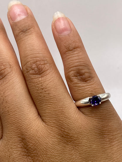 Anillo puesto en dedo con sello 950 MEXICO visible en la banda interior