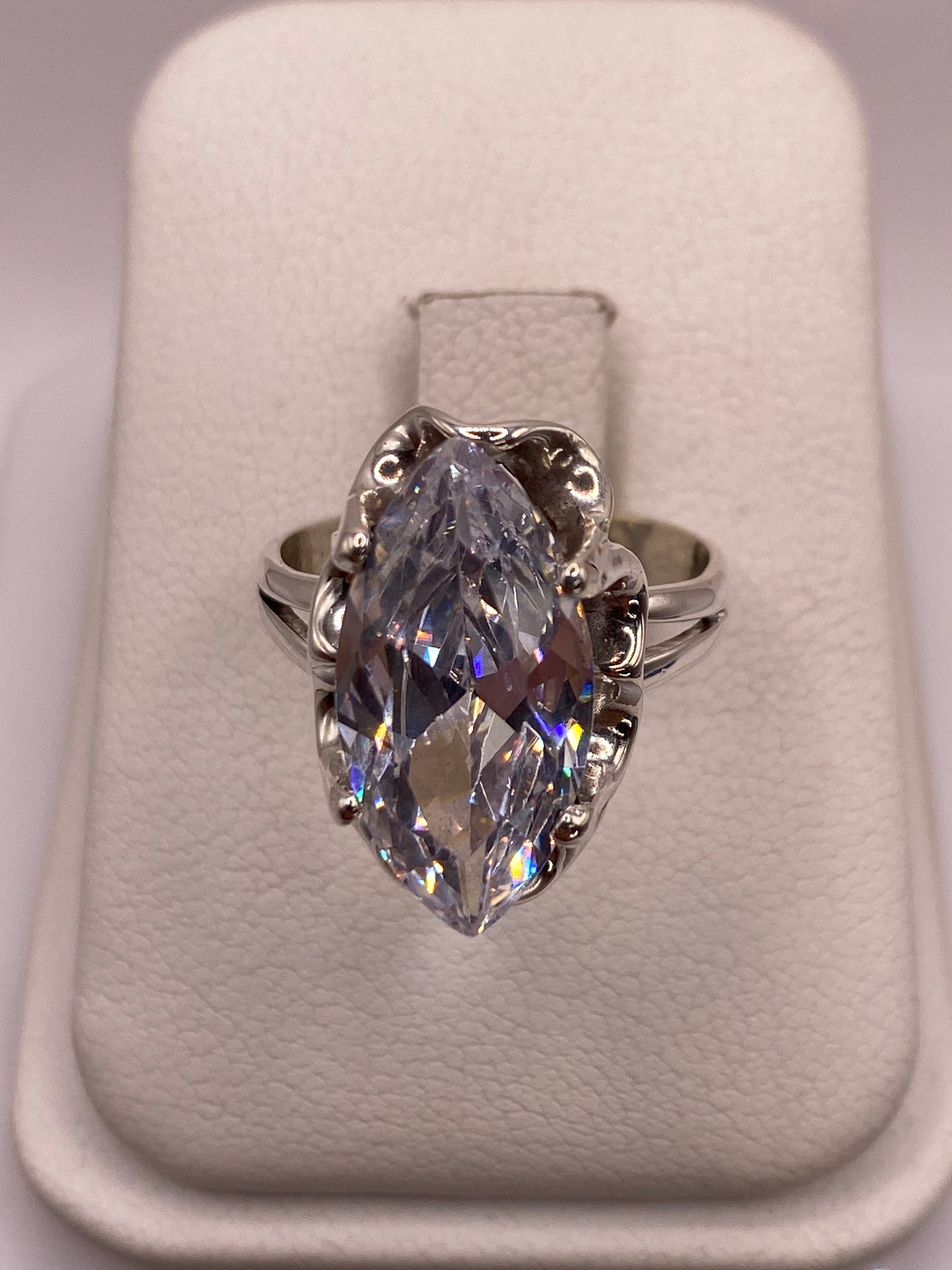 Anillo solitario marquesa de plata .925 con circonia blanca brillante en caja de presentación