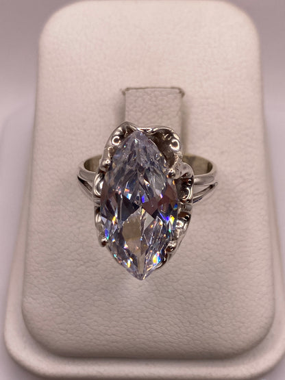Anillo solitario marquesa de plata .925 con circonia blanca brillante en caja de presentación