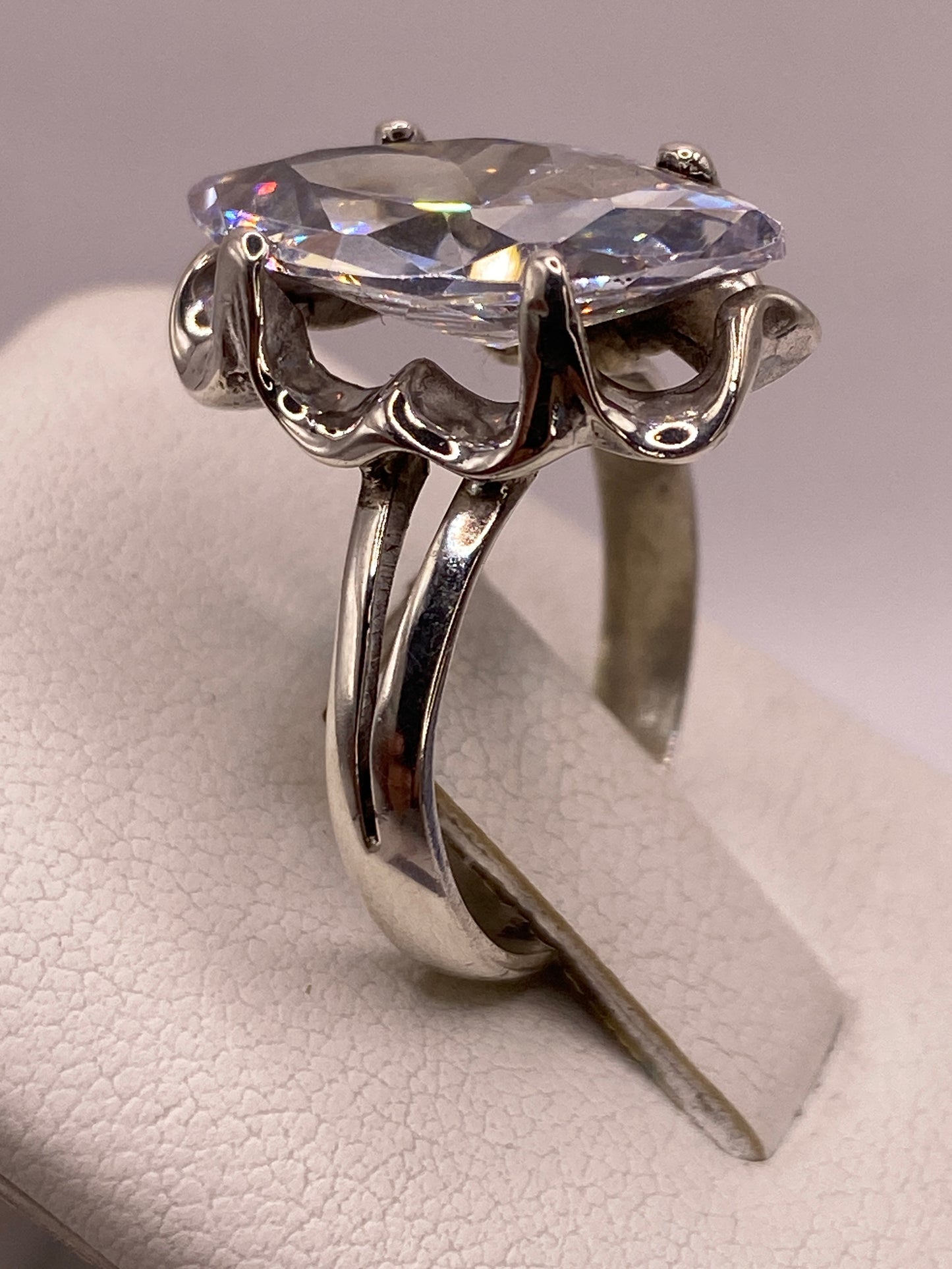 Anillo en dedo de modelo mujer, detalle del brillo y fuego de la circonia