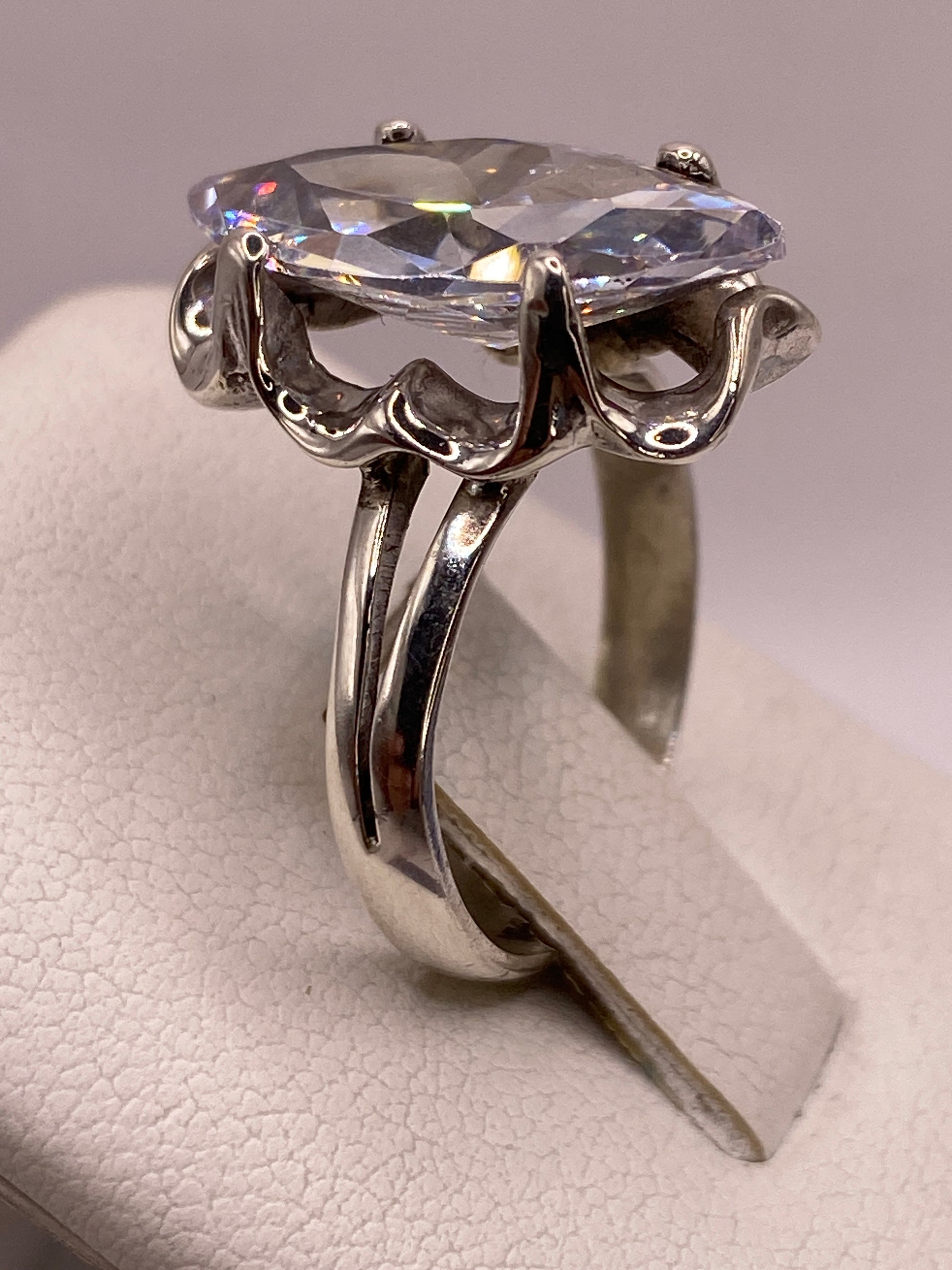 Anillo en dedo de modelo mujer, detalle del brillo y fuego de la circonia