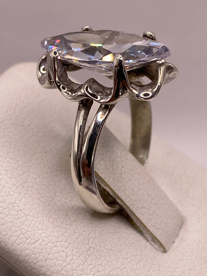 Anillo en dedo de modelo mujer, detalle del brillo y fuego de la circonia