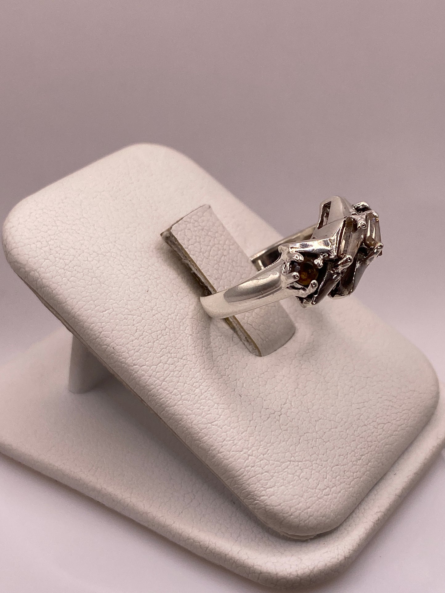 Vista lateral del anillo cocktail con circonia en perfil mostrando el engaste