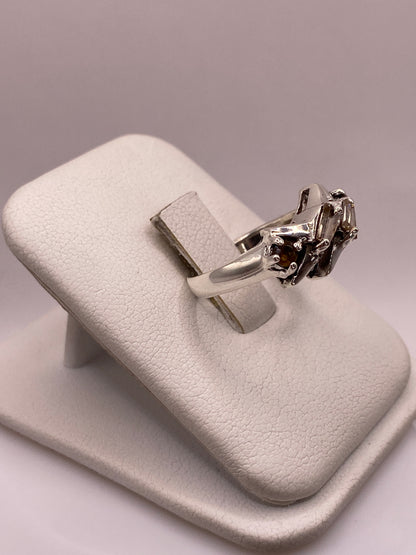 Vista lateral del anillo cocktail con circonia en perfil mostrando el engaste