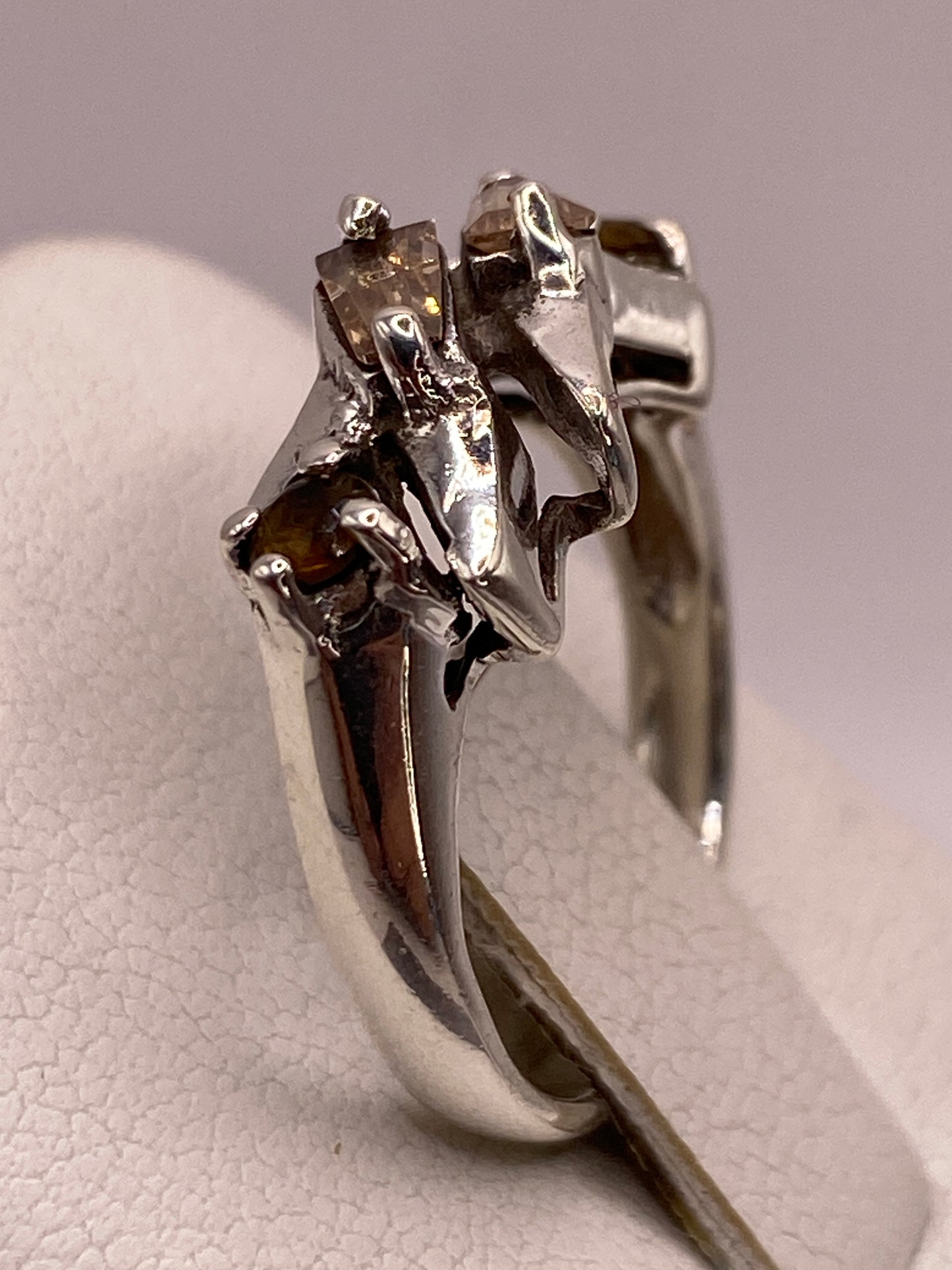 Anillo solitario puesto en dedo mostrando brillo y presencia de la circonia