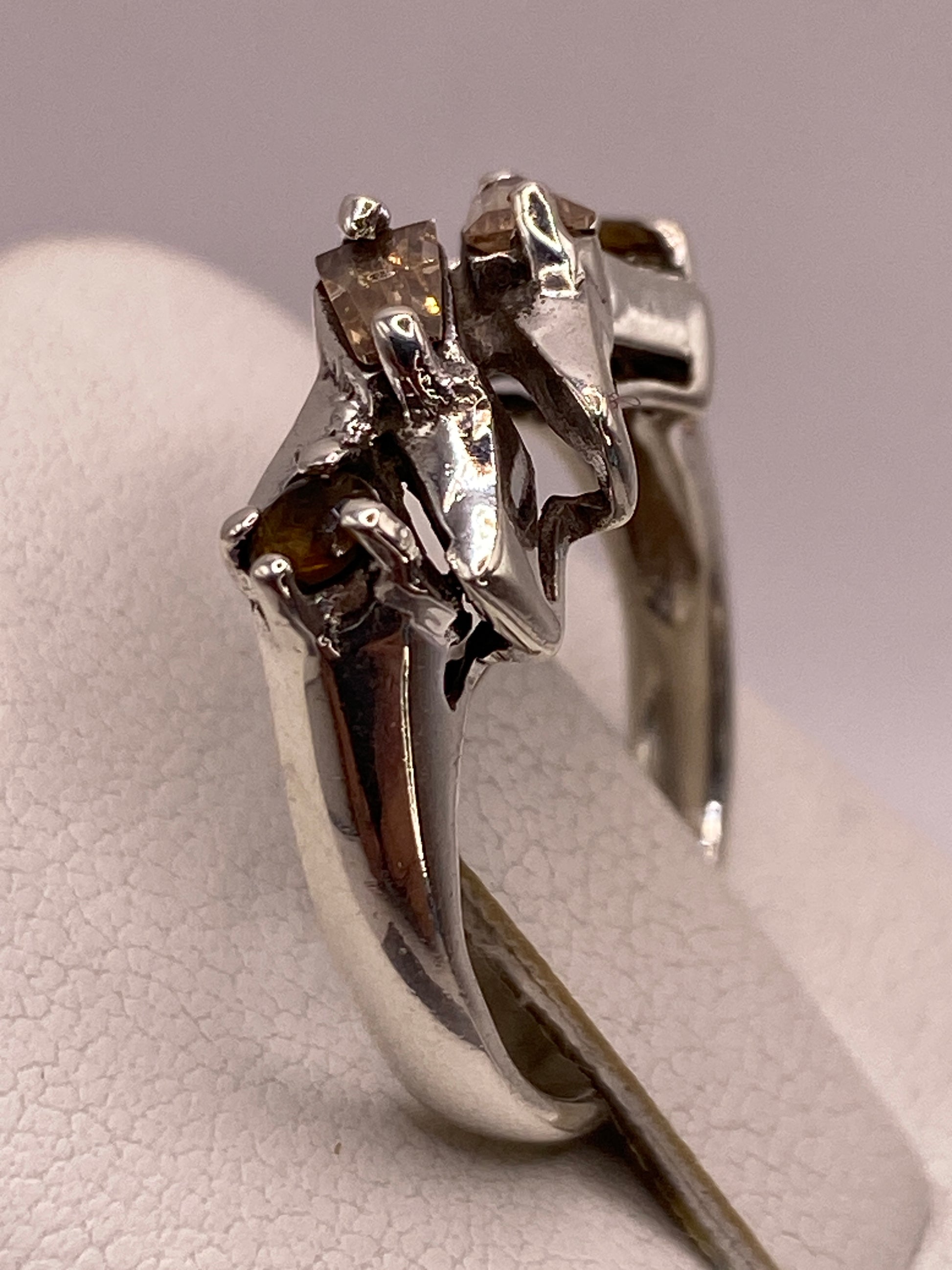 Anillo solitario puesto en dedo mostrando brillo y presencia de la circonia