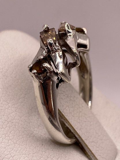 Anillo solitario puesto en dedo mostrando brillo y presencia de la circonia