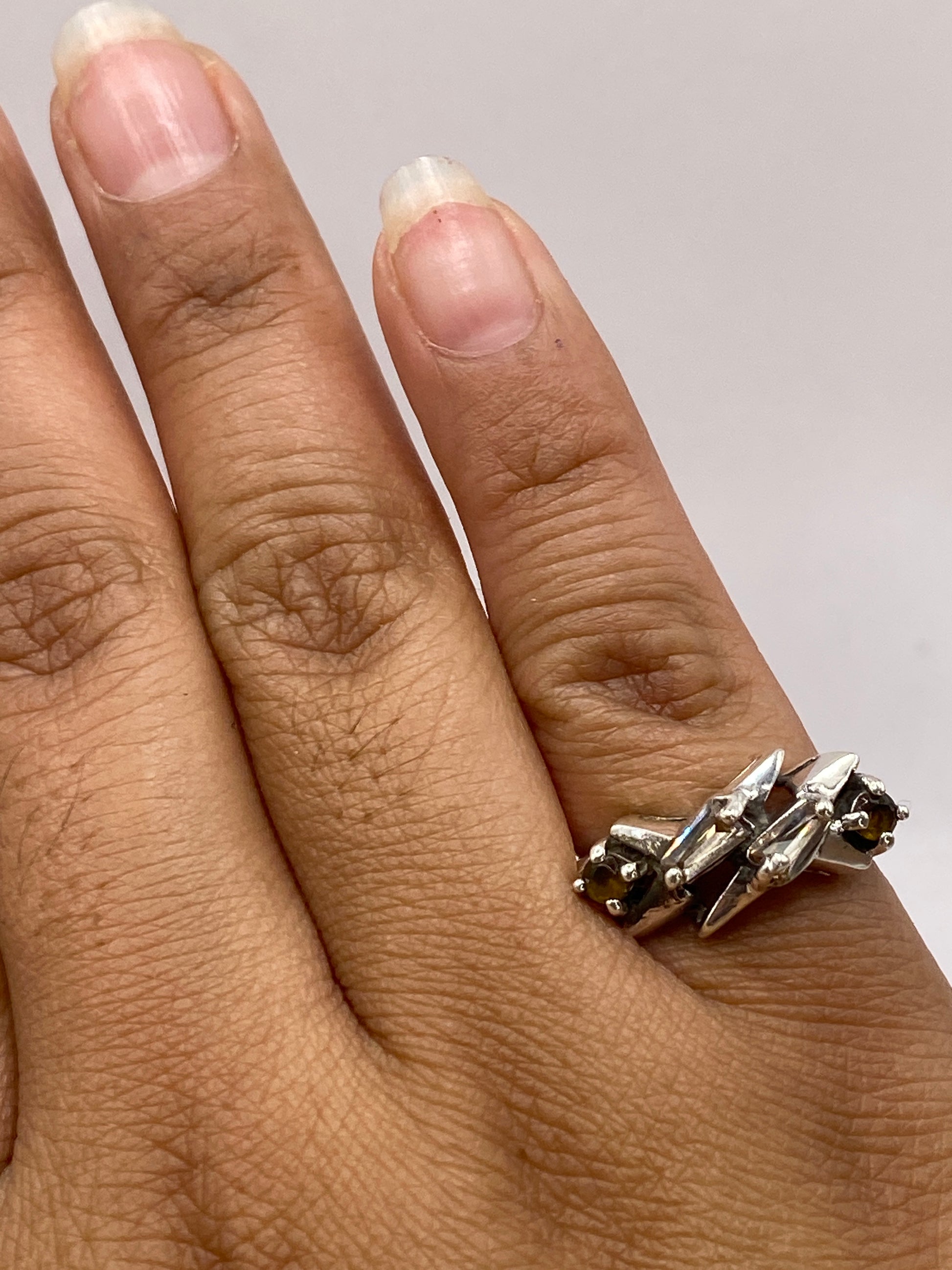 Detalle de la banda de plata .925 con sello visible en el interior del anillo