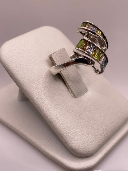 Vista frontal del anillo de plata con bandas paralelas envolventes y coronas de circonia baguette