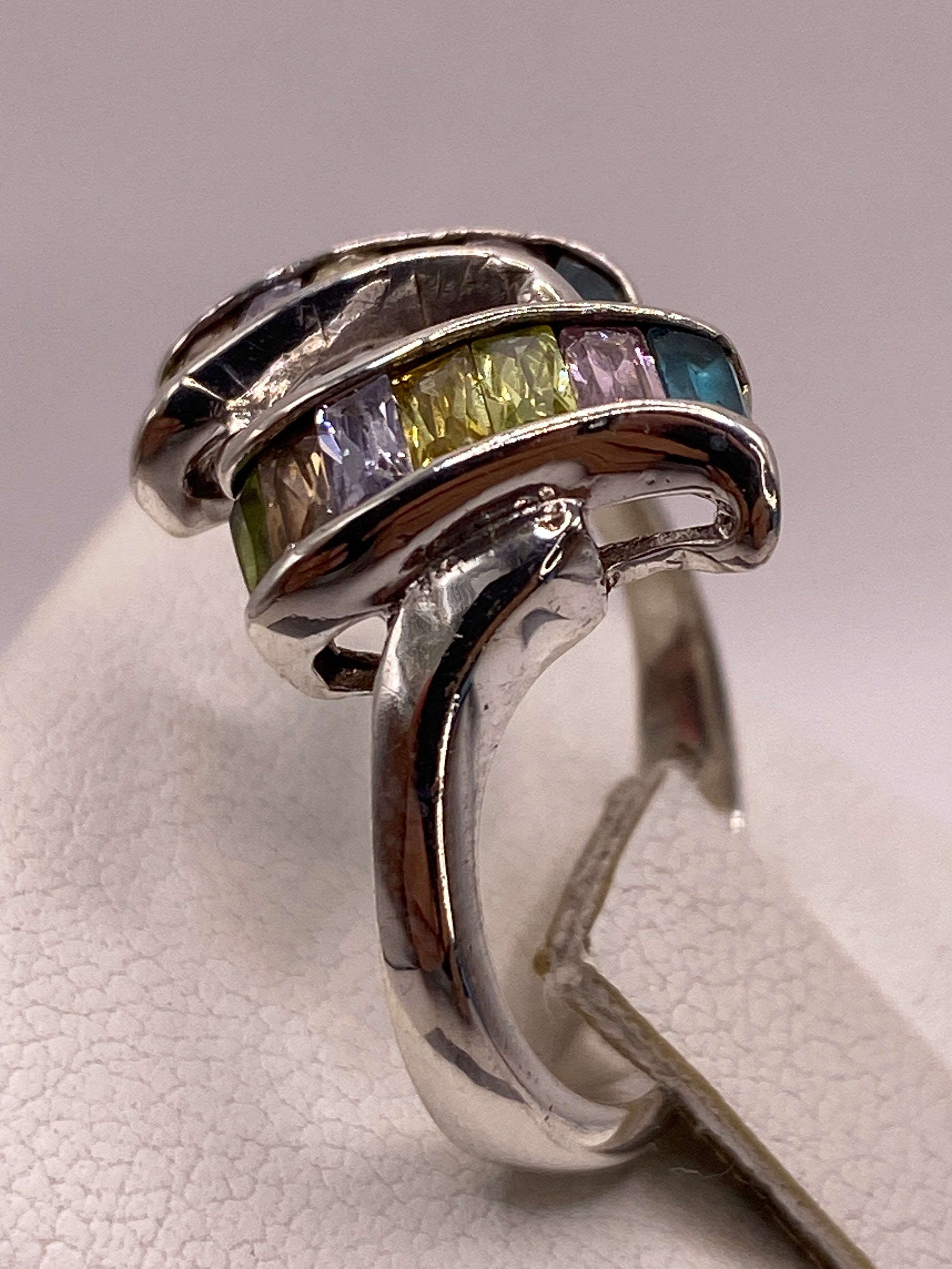 Detalle del perfil del anillo mostrando el sello .925 MEXICO y la geometría de las piedras