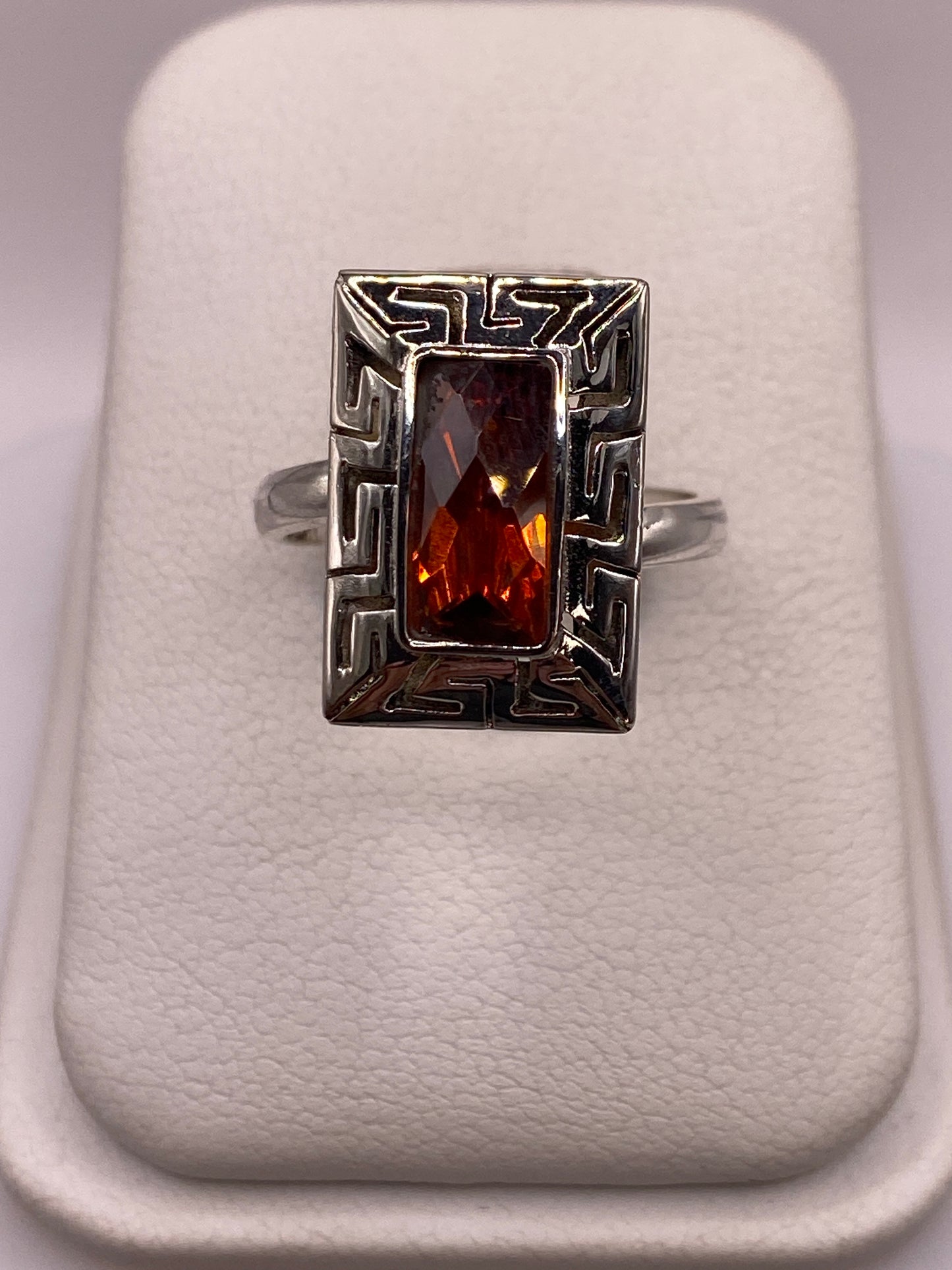 Anillo prehispánico de plata .925 con circonia roja facetada, marco geométrico rectangular