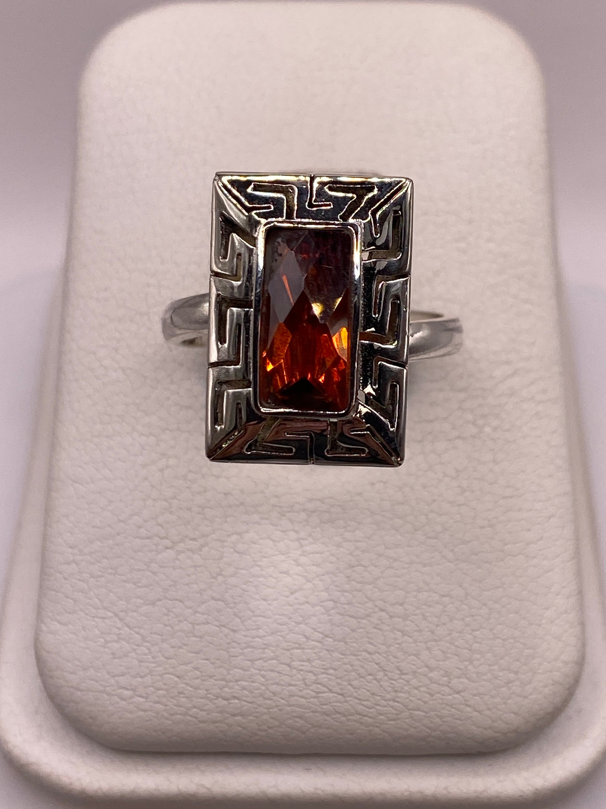 Anillo prehispánico de plata .925 con circonia roja facetada, marco geométrico rectangular