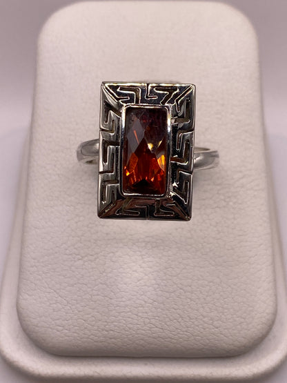 Anillo prehispánico de plata .925 con circonia roja facetada, marco geométrico rectangular