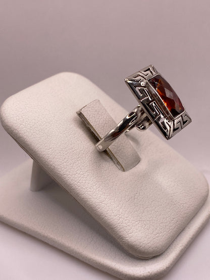 Detalle lateral del anillo mostrando la banda ajustable y el sello .925 grabado
