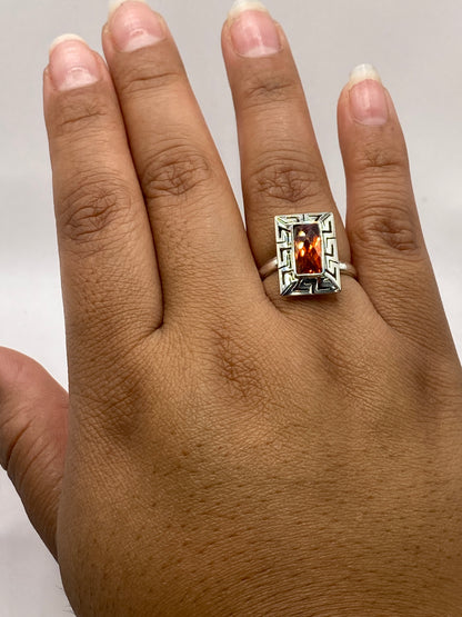 Anillo prehispánico puesto en dedo, luciendo diseño geométrico ancestral de Taxco