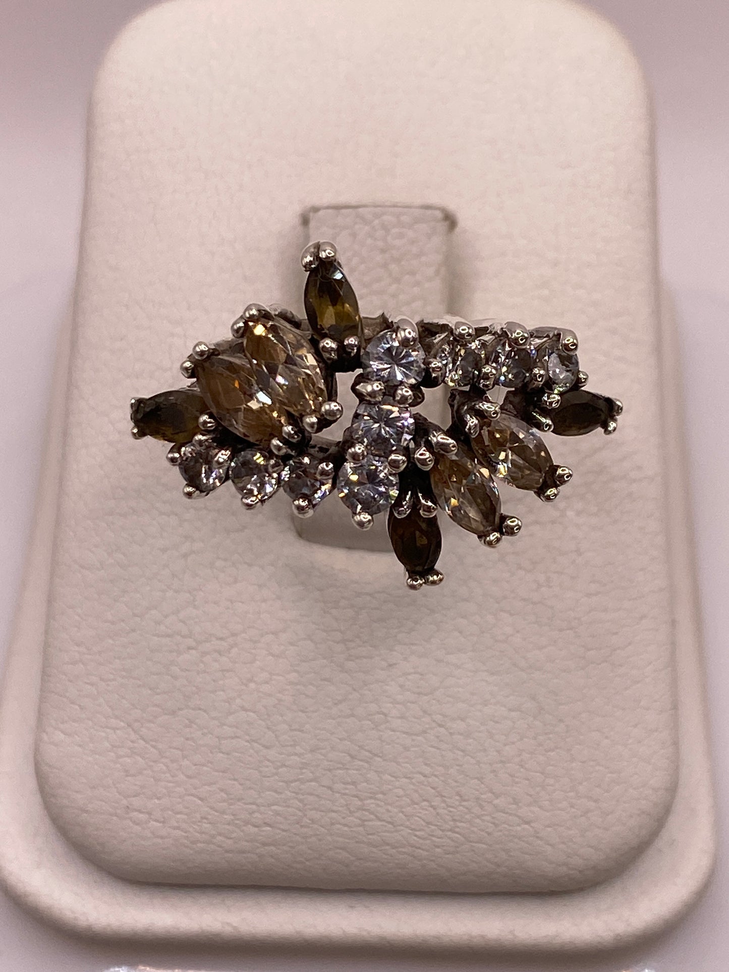 Anillo de coctel vintage en plata con racimo de circonias ahumadas y blancas engastadas a mano