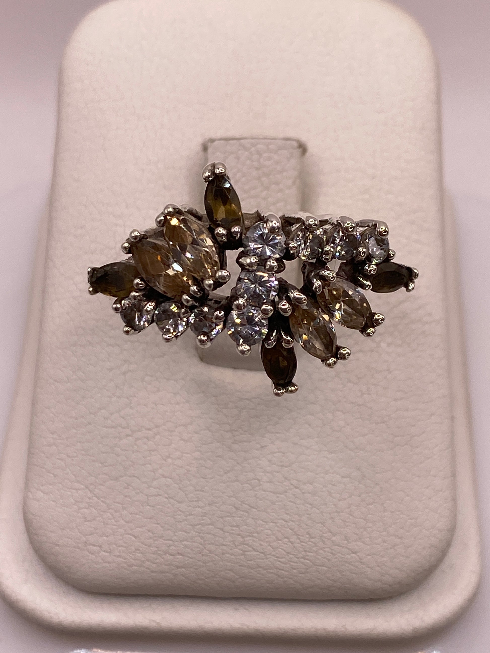 Anillo de coctel vintage en plata con racimo de circonias ahumadas y blancas engastadas a mano