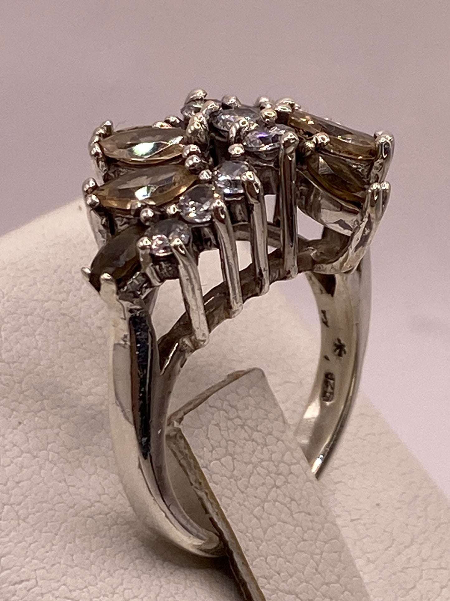 Detalle del engaste manual de las circonias en plata .925 del taller de Taxco