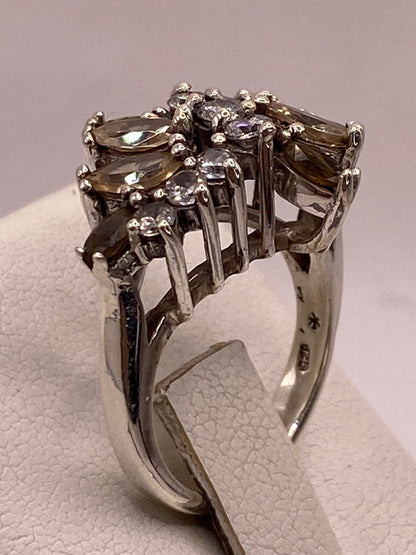 Detalle del engaste manual de las circonias en plata .925 del taller de Taxco