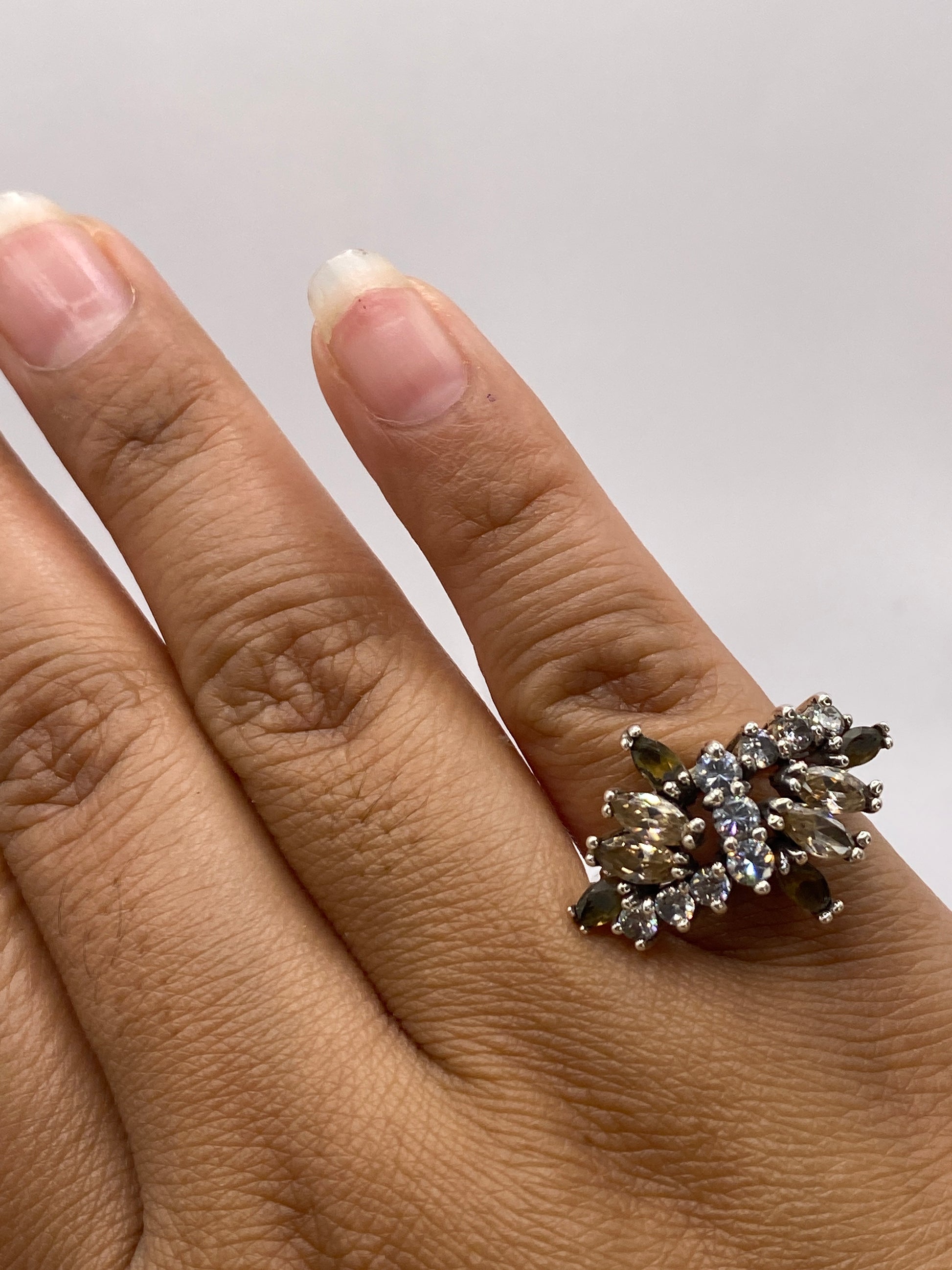Anillo puesto en la mano mostrando cómo las circonias ahumadas capturan la luz de forma única