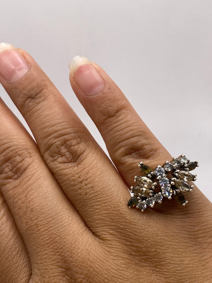Anillo puesto en la mano mostrando cómo las circonias ahumadas capturan la luz de forma única