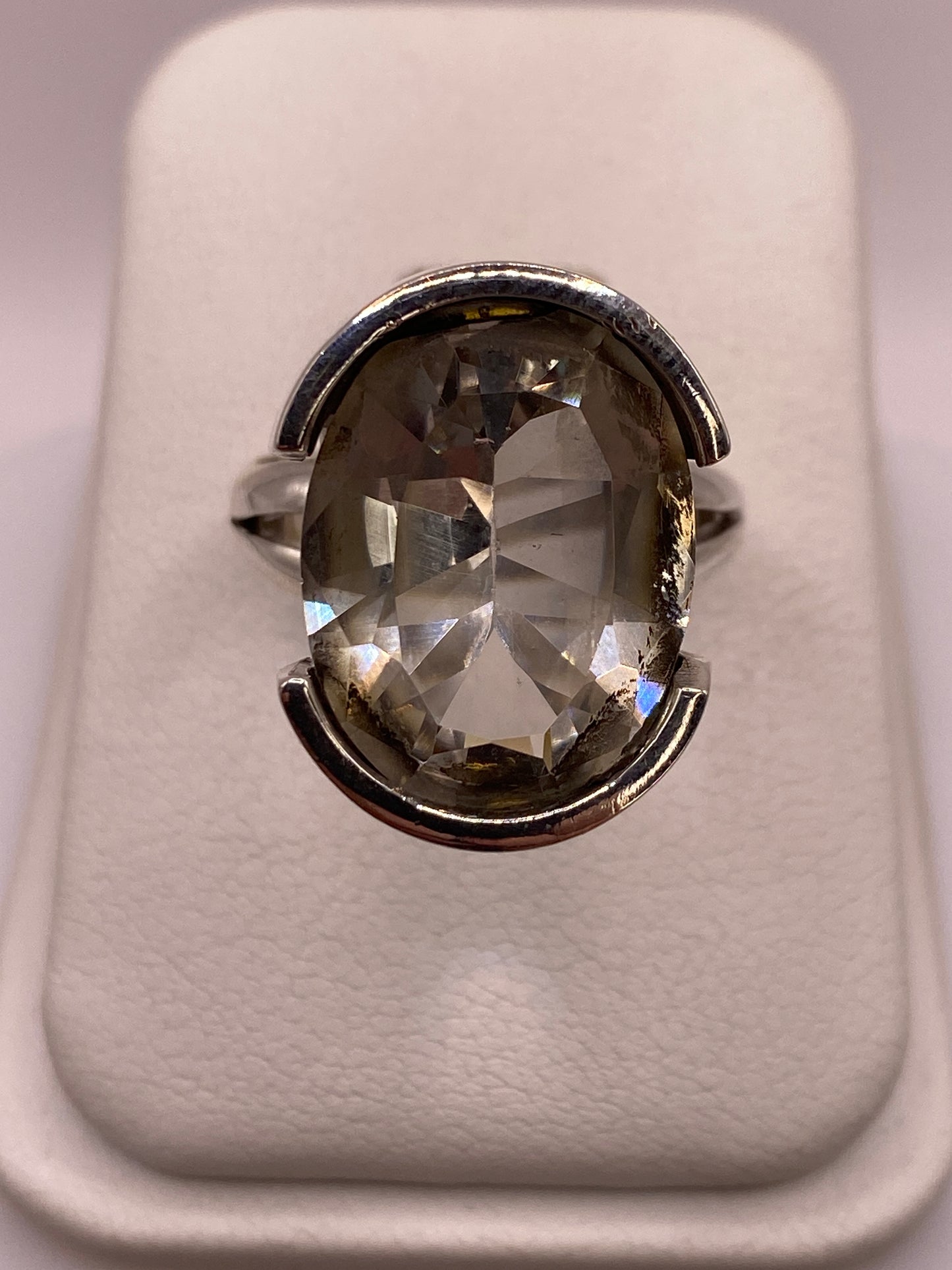 Anillo solitario de plata .925 con circonia incolora brillante en forma ovalada, frente 16 x 12 mm