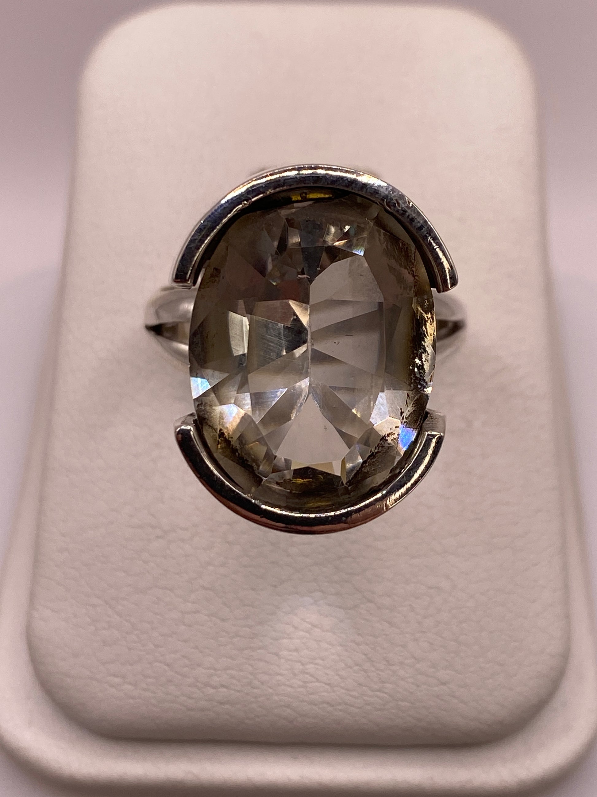 Anillo solitario de plata .925 con circonia incolora brillante en forma ovalada, frente 16 x 12 mm