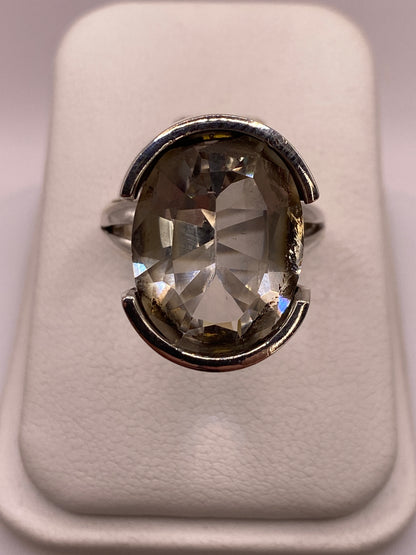 Anillo solitario de plata .925 con circonia incolora brillante en forma ovalada, frente 16 x 12 mm